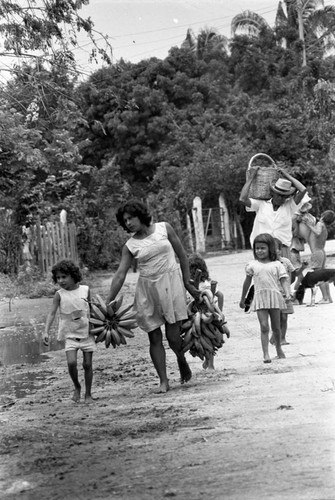 Returning home, La Chamba, Colombia, 1975