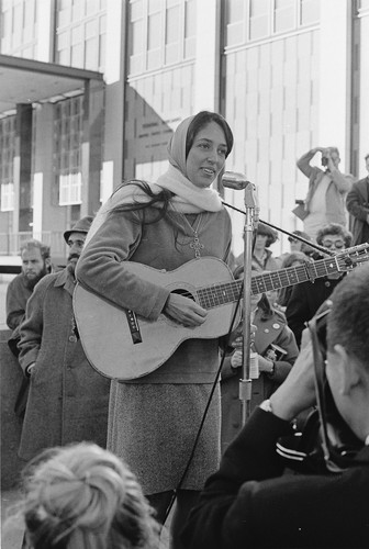 Joan Baez singing