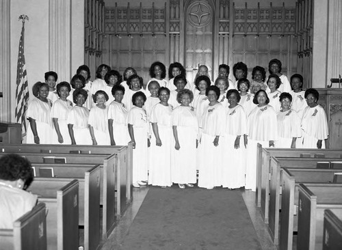 Alpha Kappa Alpha Chorus and Delta Choraliers posing together, Los Angeles, 1989