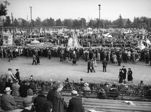 Rose Parade 1938 float viewing area