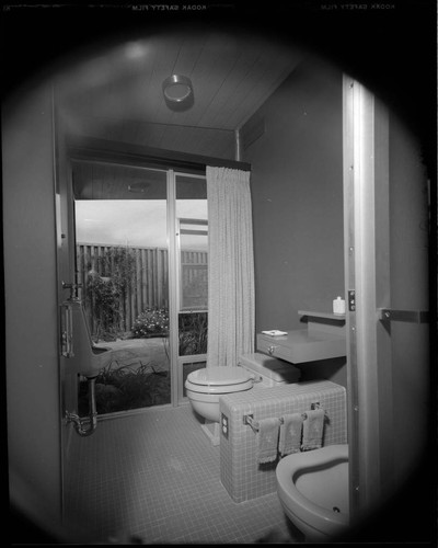 Edris residence. Bathroom