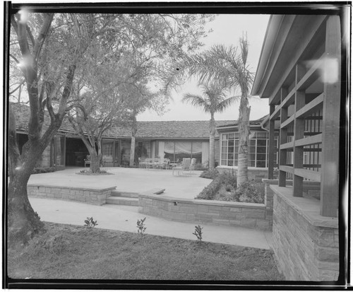 Abdun-Nur, Dr. A. E., residence. Outdoor living space