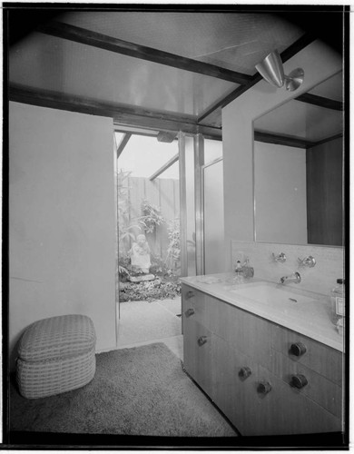 May, Cliff, residence [Cliff May #4; Experimental Ranch House; Skylight House]. Bathroom