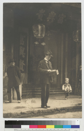 [illegible] in the days before candid cameras--(about 1904) in old China town. San Francisco, Calif. [portrait of Arnold Genthe]