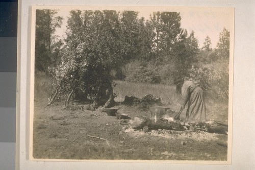 Preparation of acorn mush; Ha-cha-nah; October 1908; 12 prints