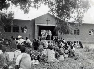 First service of worship at the Senanga hospital : people sit outside
