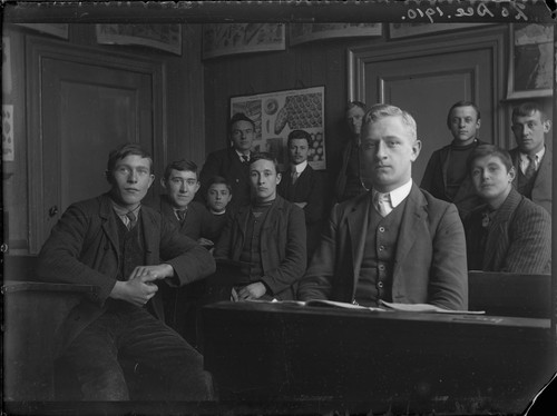 20 Dec. 1910. [Horticulture students?] [negative]