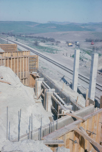 [La Paz Road bridge construction, 1968 slide]