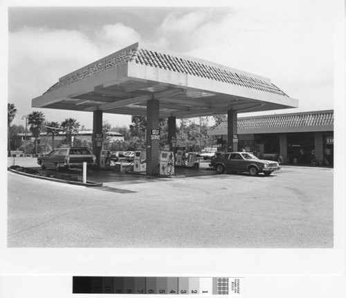 [76 service station photograph]