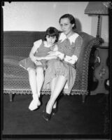 Actress Berta Singerman with a child [her daughter ?], 1934