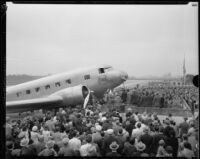 Crowds gather for the dedication of the TWA aircraft, City of Los Angeles, Glendale, [1933]