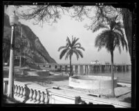 Avalon Bay beach and pier at Catalina Island, Calif., circa 1925