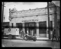 Unidentified people entering Hellman Bank Union Square Branch, Los Angeles, 1920-1939