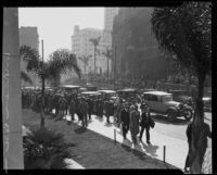 Crowds in front of the Courthouse during the Hickman kidnap and murder trial, Los Angeles, 1927-1928