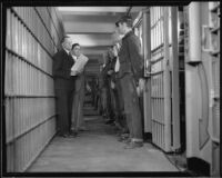 Los Angeles County sheriff Eugene Biscailuz and jailer Clem Peoples with prisoners awaiting release, Los Angeles, 1932