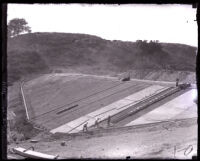 Workmen pouring concrete at the Puddingstone Dam site, San Dimas, 1927