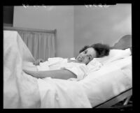 Caren Marsh, in hospital, recovers from plane crash, 1949