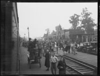 Crowd at the train carrying William Edward Hickman, kidnapper and murderer, Glendale, 1927