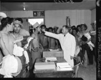 Mexican workers recieve health check before entering the United States, Mexicali (Mexico)