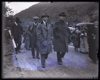 Murder suspect Arthur C. Burch accompanied by two deputy sheriffs Fox and Nolan, Los Angeles, 1921