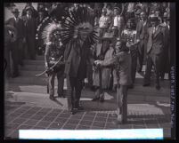 Mayor John C. Porter shaking hands with Hopi Chief Kol-Chob-te-Wah in Los Angeles, 1930