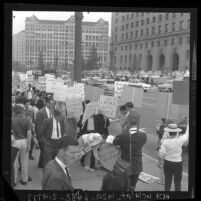 Supporters of House Un-American Activities Committee infiltrate picket line in Los Angeles, Calif