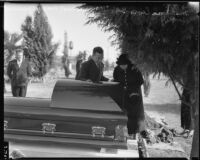 Anna Laura Barnett pays last respects to late husband, Los Angeles, 1934