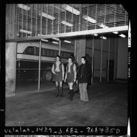 Manson family members Leslie Van Houten, Patricia Krenwinkel, Susan Atkins at inmate entrance of courthouse in Los Angeles, Calif., 1973