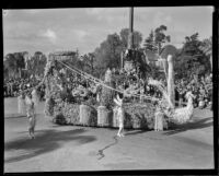 "Lyre" float in the Tournament of Roses Parade, Pasadena, 1932