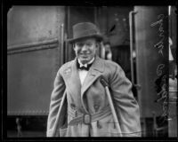 Charles W. Paddock arrives at the train station with crutches, Pasadena, 1923