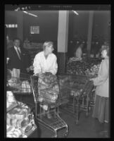 Barbara Payton shopping for Thanksgiving ingredients, 1951