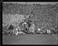 Stanford's Frank Alustiza runs with the football during the Rose Bowl game against Alabama, Pasadena, circa 1935