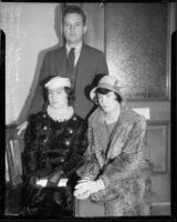 Anna Laura Barnett goes to court, accompanied by her lawyer Thomas Cruce and Maxine Sturgess, Los Angeles, 1933