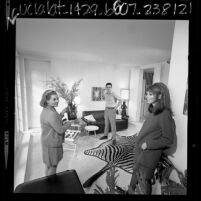 Actors Patricia Barry, Paula Prentiss and husband, Dick Benjamin in Los Angeles, Calif., 1967