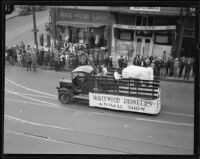 "Hollywood Pioneers Animal Show" truck in the Loyalty Day Parade inaugurating Boys' Week, Los Angeles, 1926