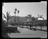 Ambassador Hotel covered walkway and façade facing Wilshire Blvd., Los Angeles, 1959