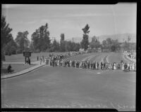 Column of mourners lined up behind a rope guideline to pay tribute to Will Rogers at Forest Lawn, Glendale, 1935