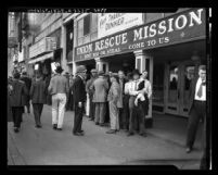 Men lined up outside Union Rescue Mission for Thanksgiving meal, Los Angeles, Calif., 1936