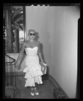 Barbara Payton entering California Hospital to see Franchot Tone, 1951