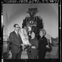 Dr. Max Vorspan of University of Judaism with Esther Dubin and Mrs. Marcus Mandell, Los Angeles, Calif., 1965