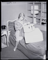 Actress Susan Cabot checking out of Beverly Hills Hotel, Calif., 1959