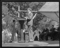 Actor Russell Simpson reading a poem by Edgar Guest in tribute to Will Rogers, 1935
