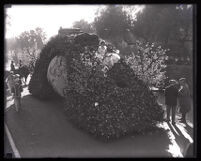 Beverly Hills float with actress Madge Bellamy in the Tournament of Roses Parade, Pasadena, 1927