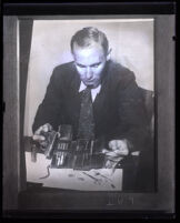 Lieutenant Detective Eugene Bechtel with murder weapons used by Winnie Ruth Judd, Los Angeles, 1931