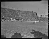 Football game between USC Trojans and Notre Dame Irish at the Coliseum, Los Angeles, 1938