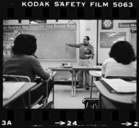 Jaime Escalante teaches a class at Garfield High School in Los Angeles (Calif.)