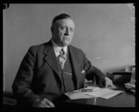 Cheif of Detectives Herman Cline with William Edward Hickman's murder weapon, Los Angeles, 1928