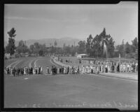 Column of mourners lined up behind a rope guideline to pay tribute to Will Rogers at Forest Lawn, Glendale, 1935