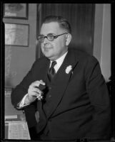 Dr. Sven Lokrantz holding his award, Los Angeles, 1927