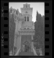 People entering the Governor's Mansion of California in Sacramento, Calif., 1974